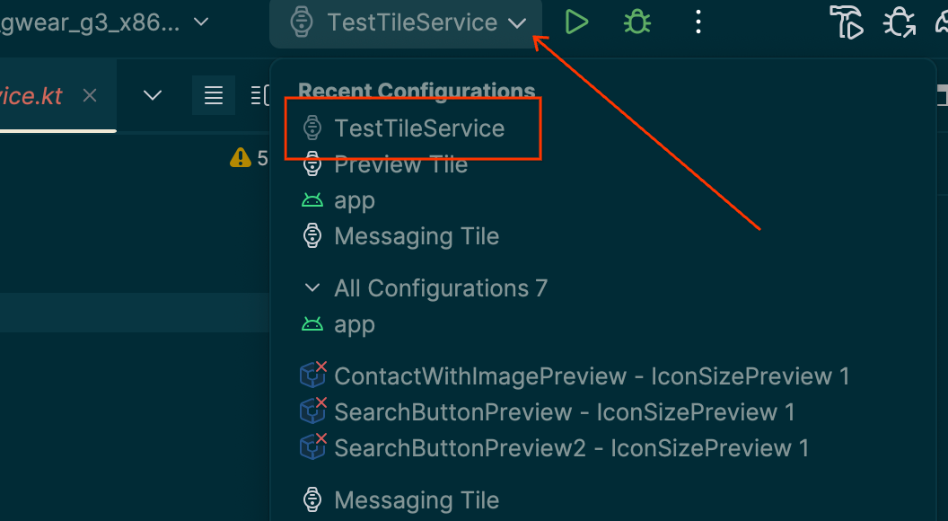 Screenshot che mostra la freccia rossa che punta al menu a discesa della configurazione di esecuzione e l'opzione di configurazione "TestTileService" evidenziata in rosso